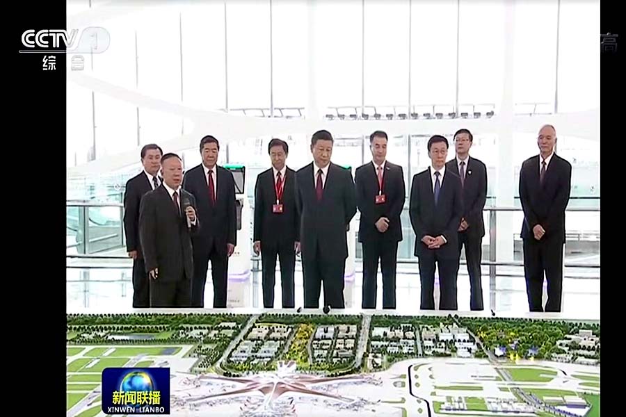 习近平总书记视察由我公司制作的北京大兴机场沙盘模型